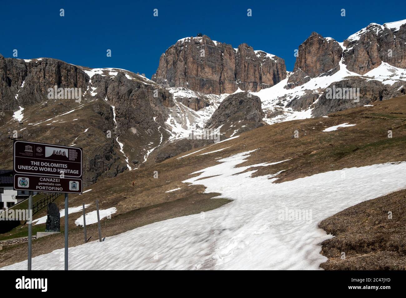 Vue sur les Dolimites depuis le téléphérique de Funivia-Seilbahn Sass Pordoi et plate-forme d'observation, Dolomites, Canazei, Trentin, Italie Banque D'Images