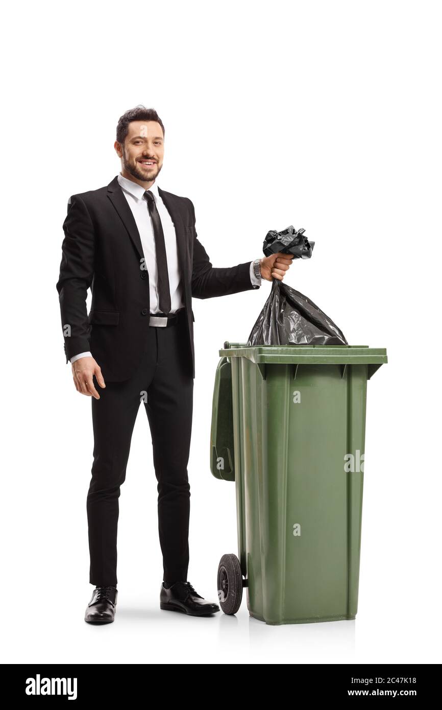 Portrait complet d'un homme d'affaires qui jette un sac de déchets dans une  poubelle isolée sur fond blanc Photo Stock - Alamy