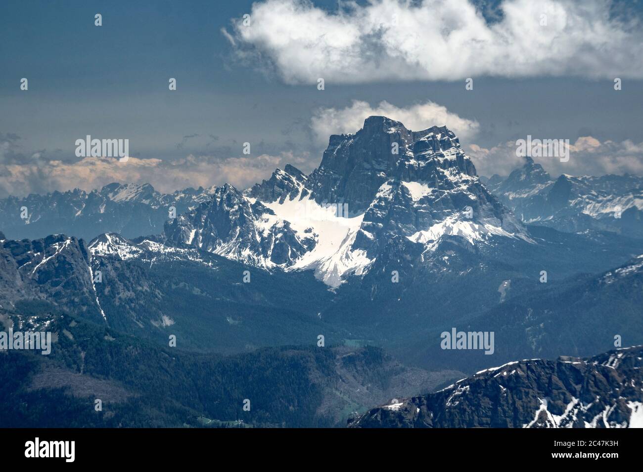 Vue sur les Dolimites depuis le téléphérique de Funivia-Seilbahn Sass Pordoi et plate-forme d'observation, Dolomites, Canazei, Trentin, Italie Banque D'Images