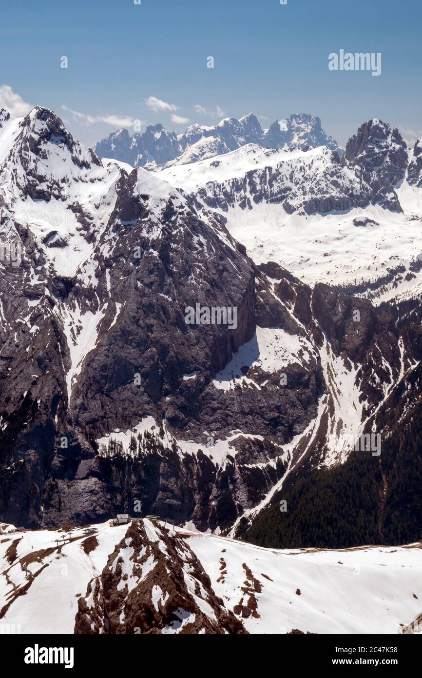 Vue sur les Dolimites depuis le téléphérique de Funivia-Seilbahn Sass Pordoi et plate-forme d'observation, Dolomites, Canazei, Trentin, Italie Banque D'Images