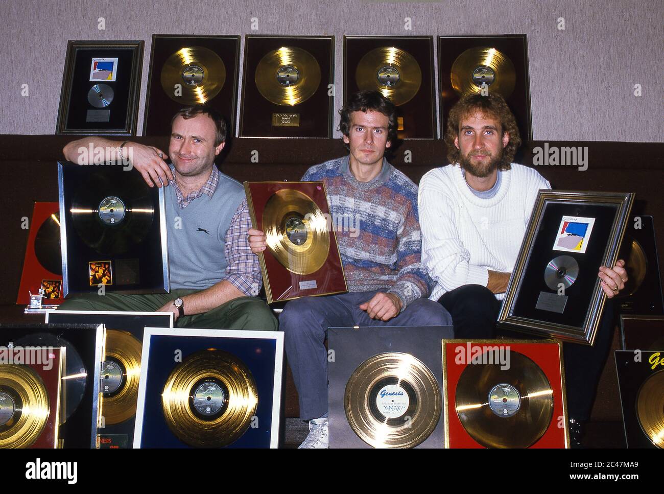 Genesis reçoit des disques d'or dans les coulisses du NEC Birmingham le 26 février 1984. De gauche Phil Collins,Tony Banks,Mike Rutherford . Banque D'Images