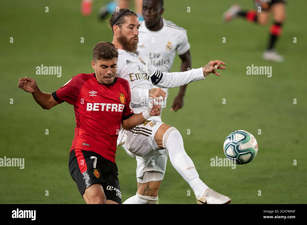 Madrid, Espagne. 24 juin 2020. Match de football espagnol la Liga Real Madrid vs Mallorca au stade Alfredo Di Estefano, Madrid, 24 juin 2020 Sergio Ramos et Alejandro Pozo la Liga/Cordin Press Credit: CORDIN PRESS/Alay Live News Banque D'Images