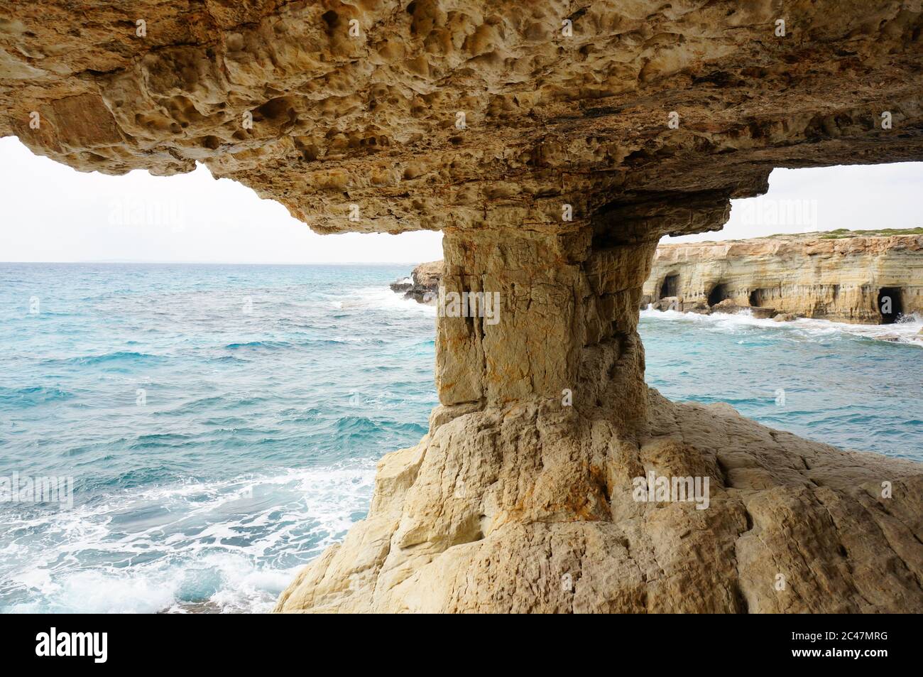 Belles grottes marines en journée à Ayia, Chypre Banque D'Images