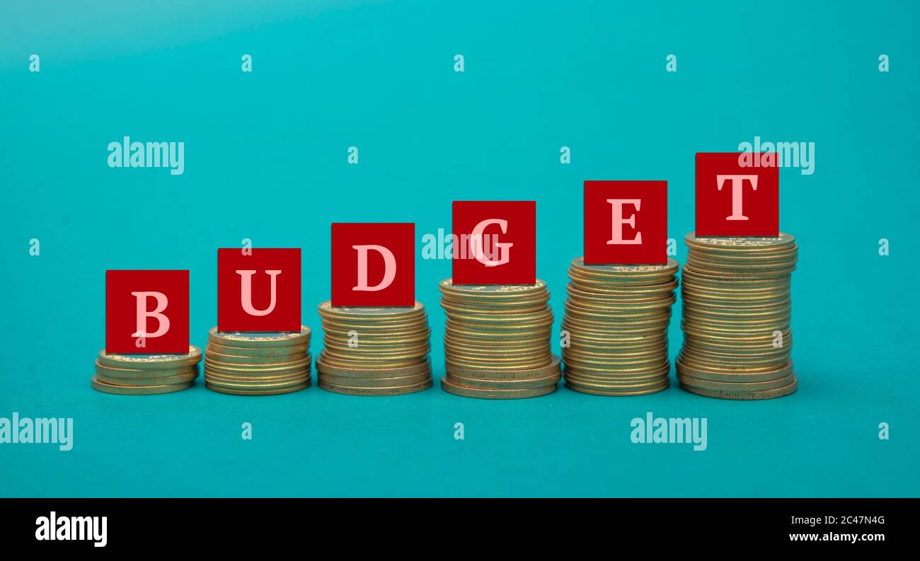Texte du budget écrit sur des pièces d'or faisant un graphique vers le haut. Banque D'Images
