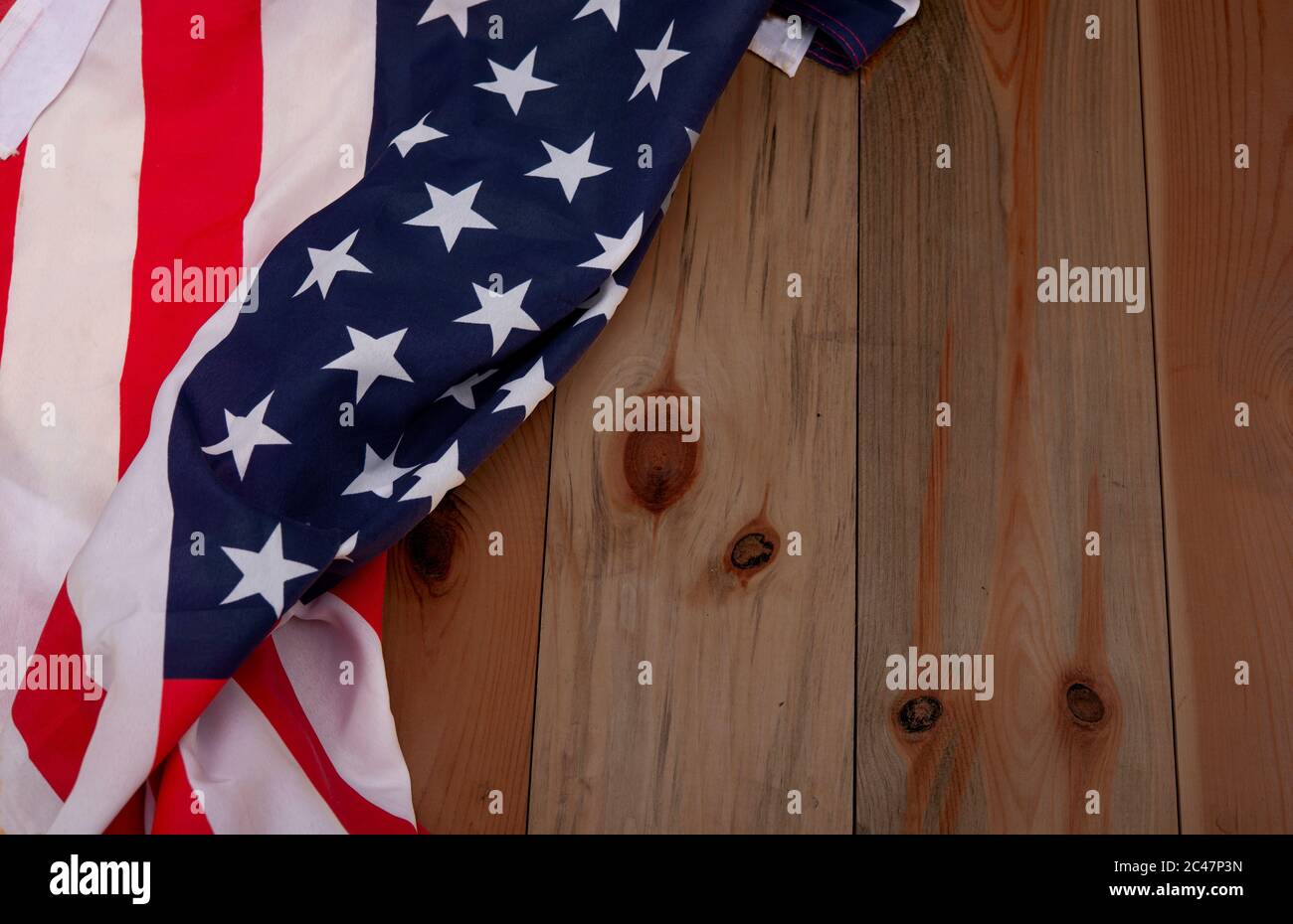 Tissu drapeau américain United Sates sur fond de bois. Banque D'Images
