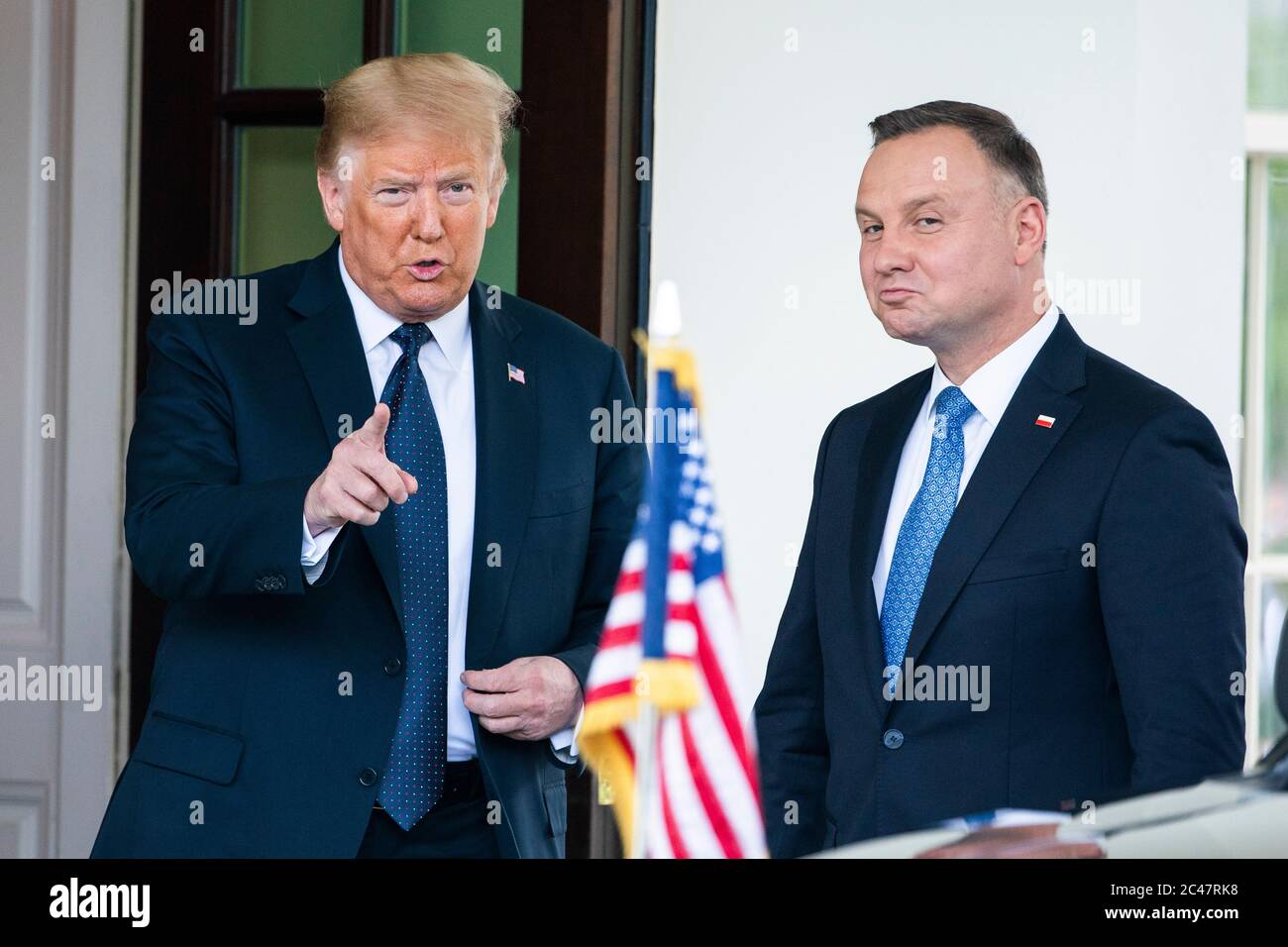 Washington, DC, États-Unis. 24 juin 2020. LE président AMÉRICAIN Donald J. Trump (L) accueille le président polonais Andrzej Duda (R) à la Maison Blanche à Washington, DC, Etats-Unis, le 24 juin 2020. Duda, un nationaliste conservateur confronté à une réélection serrée à l'arrière-pays, est le premier dirigeant étranger à visiter la Maison Blanche en plus de trois mois.Credit: Jim LoScalzo/Pool via CNP | usage dans le monde crédit: dpa/Alay Live News Banque D'Images