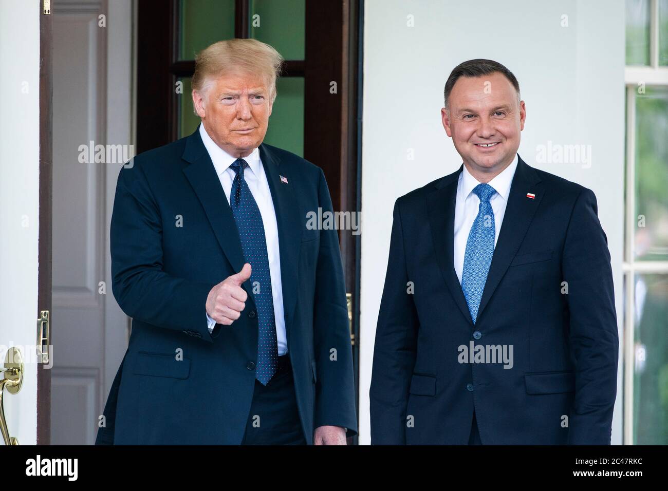 Washington, DC, États-Unis. 24 juin 2020. LE président AMÉRICAIN Donald J. Trump (L) accueille le président polonais Andrzej Duda (R) à la Maison Blanche à Washington, DC, Etats-Unis, le 24 juin 2020. Duda, un nationaliste conservateur confronté à une réélection serrée à l'arrière-pays, est le premier dirigeant étranger à visiter la Maison Blanche en plus de trois mois.Credit: Jim LoScalzo/Pool via CNP | usage dans le monde crédit: dpa/Alay Live News Banque D'Images