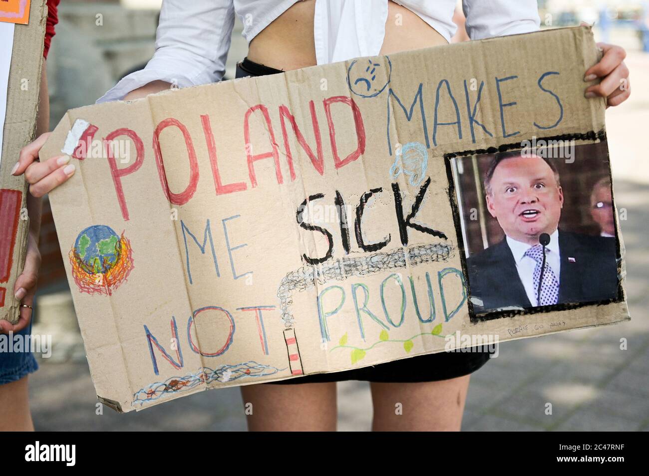 Écriteau disant « la Pologne me rend malade pas fière » avec une photo du président polonais, Andrzej Duda, lors de la manifestation contre le climat. Les jeunes demandent une réponse de la ministre de l'éducation nationale, Dariusz Piontkowski, concernant l'appel à introduire l'éducation sur le climat dans les programmes. Banque D'Images