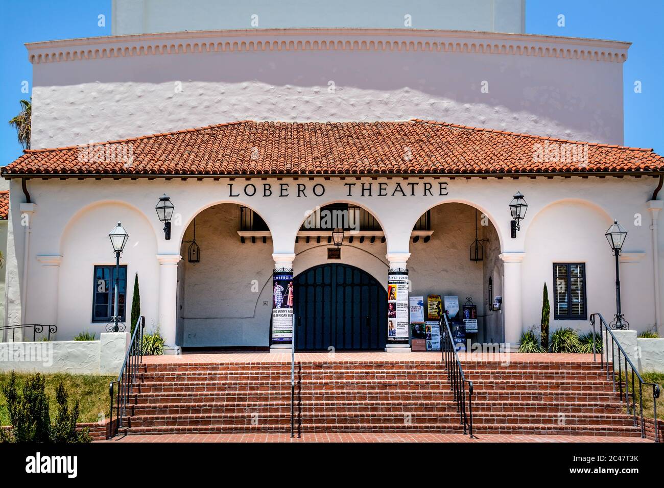 Entrée au Théâtre Lobero de style colonial espagnol avec toit en tuiles rouges, fondé en 1873 à Santa Barbara, CA Banque D'Images