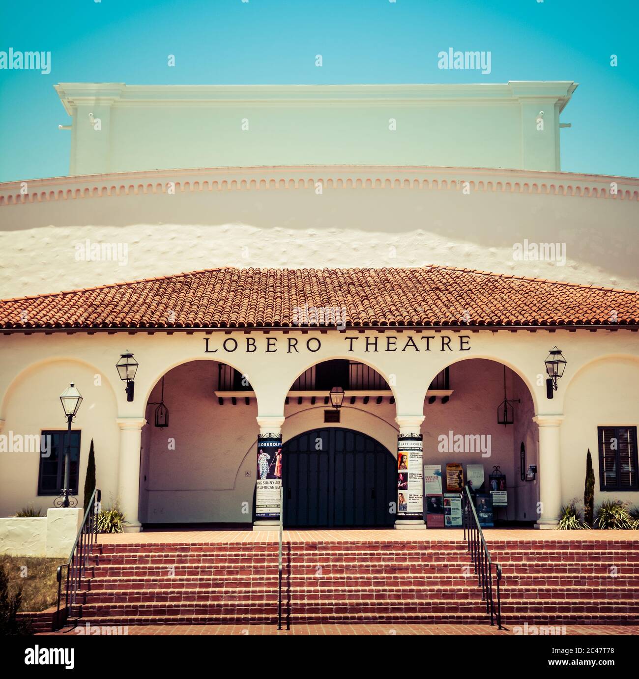 Entrée au Lobero Theatre de style colonial espagnol avec toit en tuiles rouges, fondé en 1873 à Santa Barbara, CA Banque D'Images