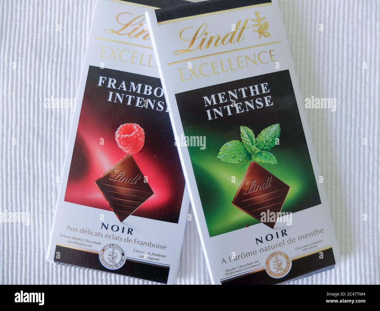 Barre de chocolat Lindt, emballage. Lindt est une marque de chocolat suisse  de luxe et de qualité Photo Stock - Alamy