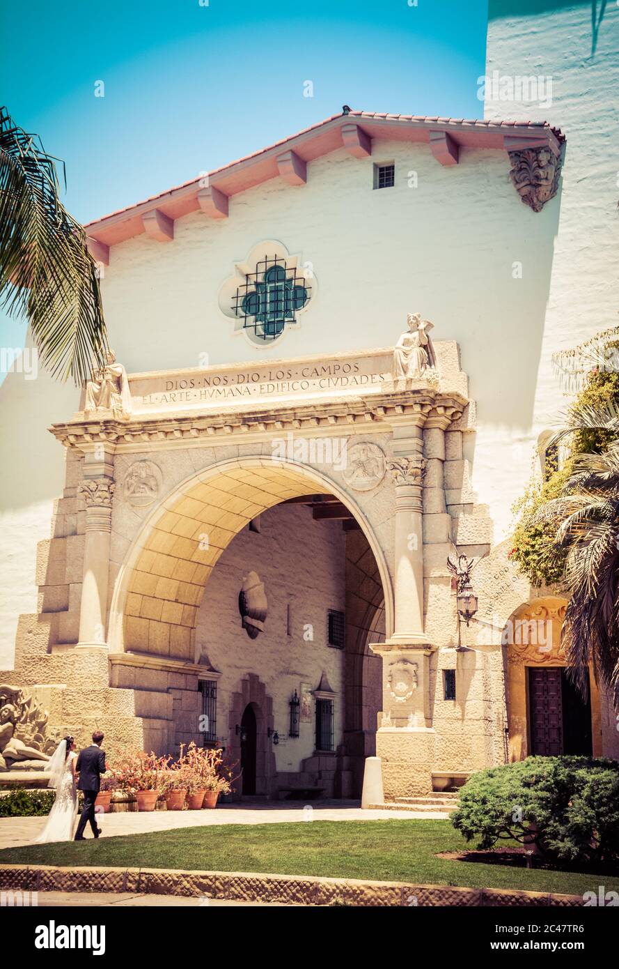 Notez l'inscription espagnole, au-dessus de l'entrée du palais de justice du comté de Santa Barbara par l'arche au pilori à l'entrée de la passerelle par la mariée et le marié Banque D'Images