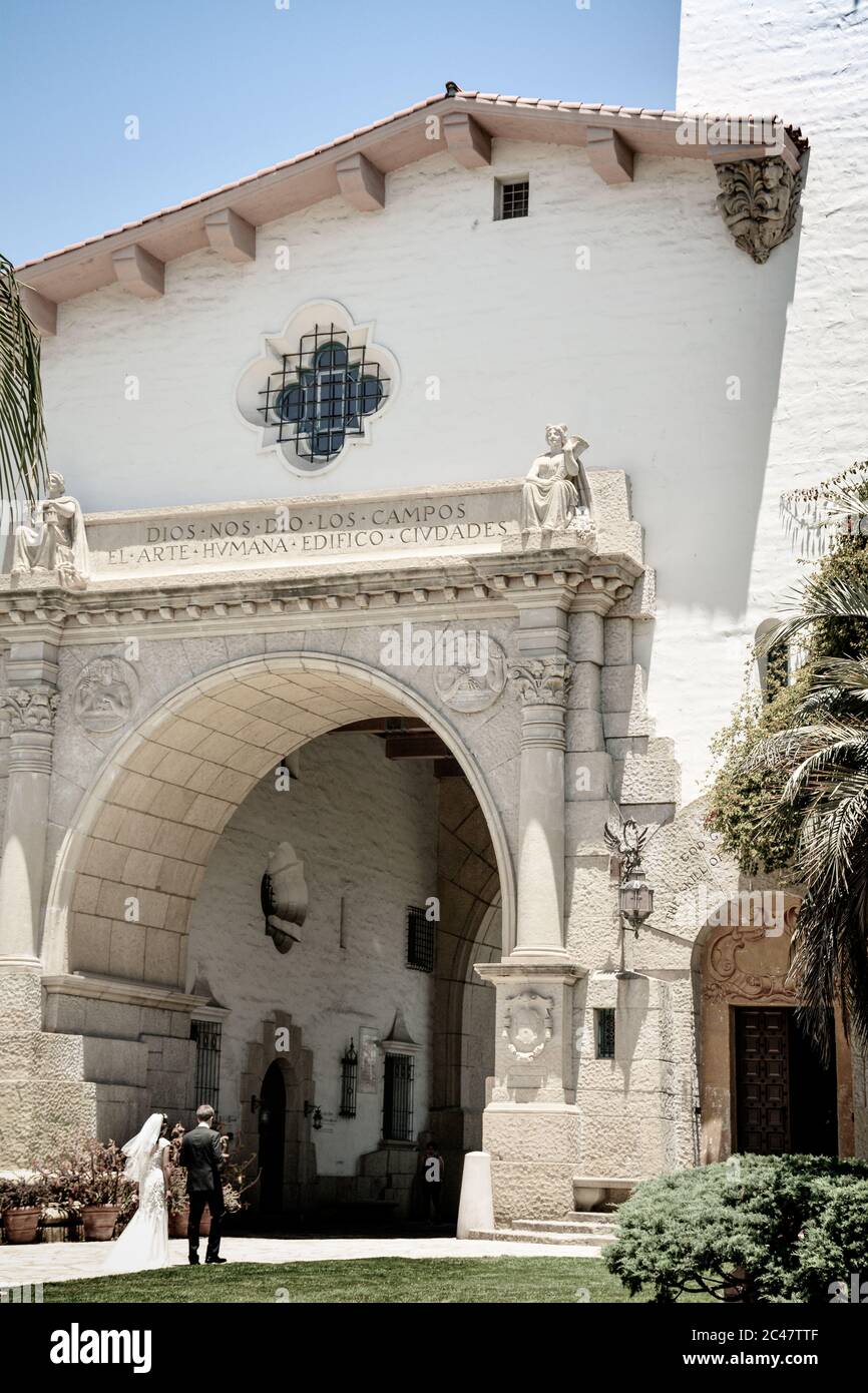 Notez l'inscription espagnole, au-dessus de l'entrée du palais de justice du comté de Santa Barbara par l'arche au pilori à l'entrée de la passerelle par la mariée et le marié Banque D'Images