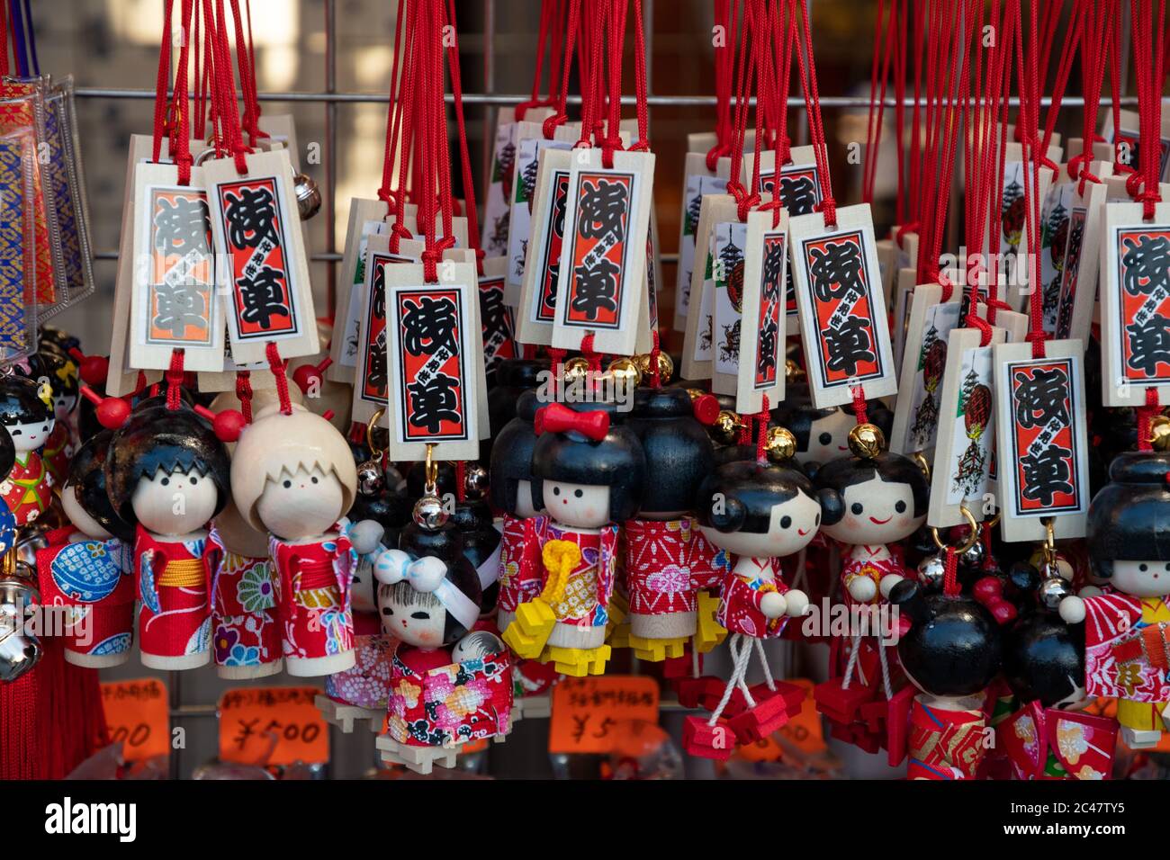 Un souvenir de fortune de poupées Kokeshi mignon aux stands du marché du temple Senso-ji. Banque D'Images