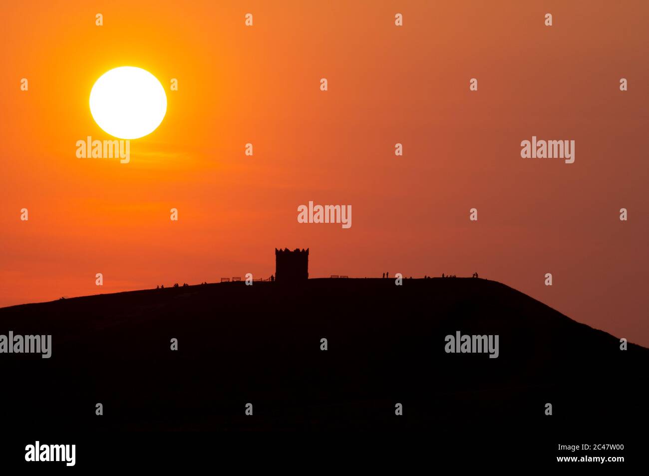 Coucher de soleil sur la tour de Pike de Rivington, prise de Winter Hill, West Pennine Moors Lancashire Angleterre Banque D'Images