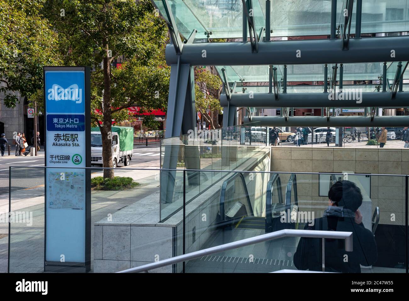 Entree De La Station De Metro Akasaka Ligne Chiyoda A Cote Du Complexe Akasaka Sacas Photo Stock Alamy