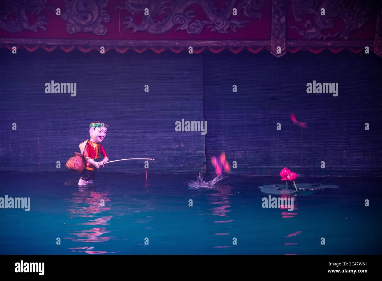Spectacle traditionnel de marionnettes sur l'eau au Thang long Theatre. Hanoï, Vieux quartier, Vietnam. Banque D'Images