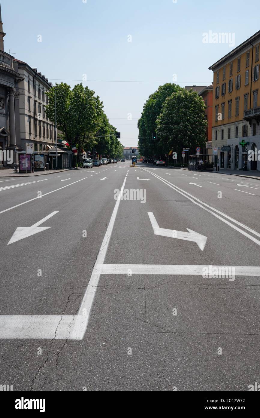 Vers midi, route presque vide dans le centre-ville appelé 'Largo Porta Nuova' pendant le confinement en raison de l'épidémie de coronavirus. Banque D'Images