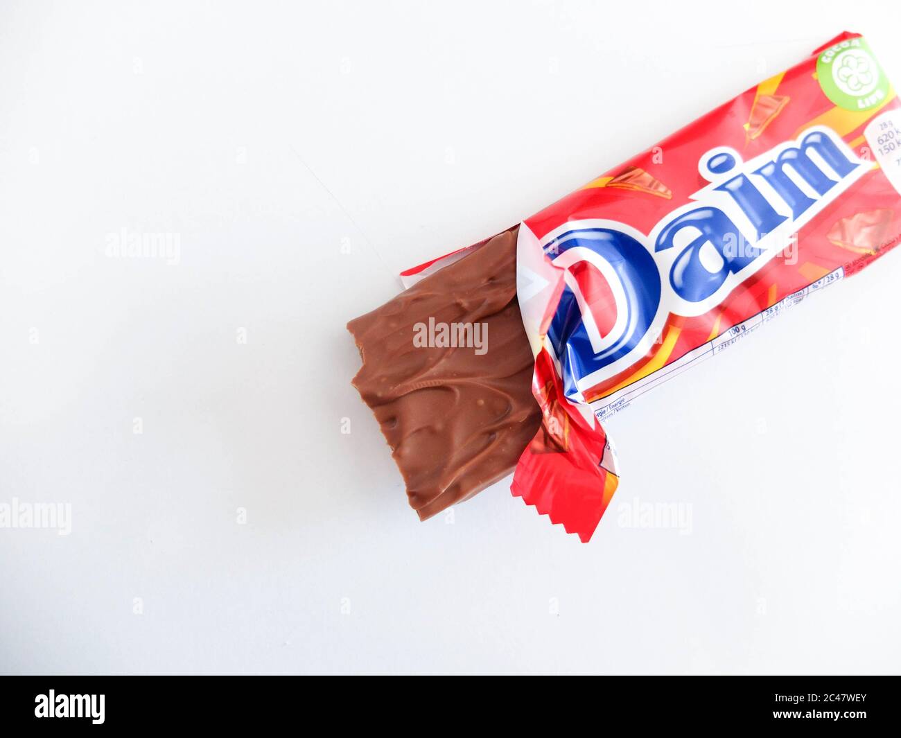 Barre de chocolat Daim. Les bonbons Daim sont des bonbons suédois faits  avec du chocolat au lait et du caramel Photo Stock - Alamy