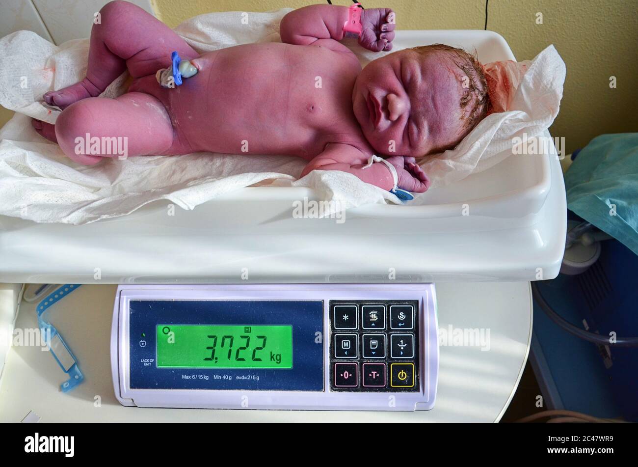 Nouveau Ne Bebe Fille Avec Le Reste Du Cordon Ombilical Apres L Accouchement Reussi Naissance Reelle Et Nouveau Ne Dans Un Hopital Une Femme En Bonne Sante Photo Stock Alamy