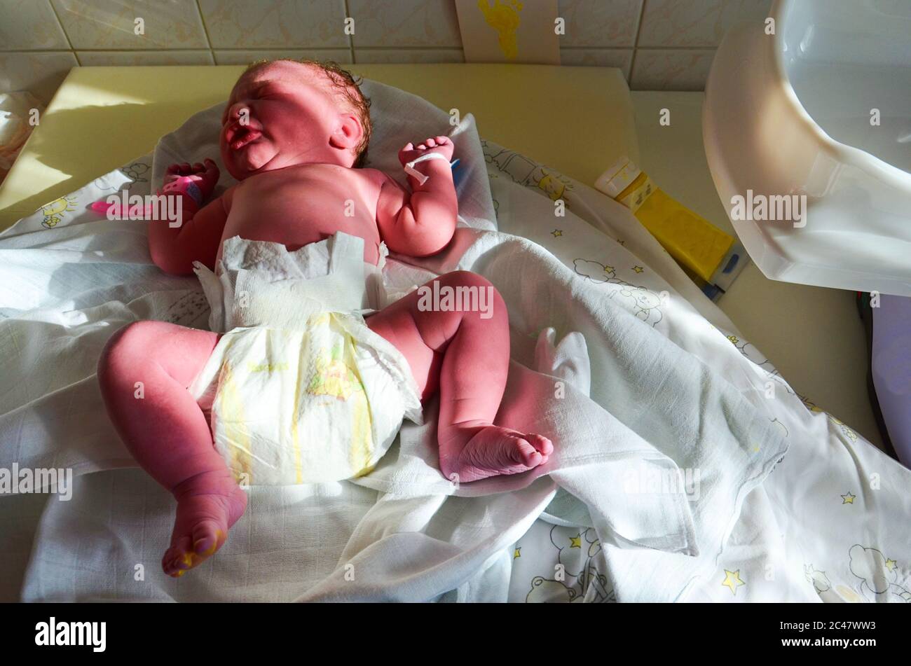 Nouveau Ne Bebe Fille Avec Le Reste Du Cordon Ombilical Apres L Accouchement Reussi Naissance Reelle Et Nouveau Ne Dans Un Hopital Une Femme En Bonne Sante Photo Stock Alamy
