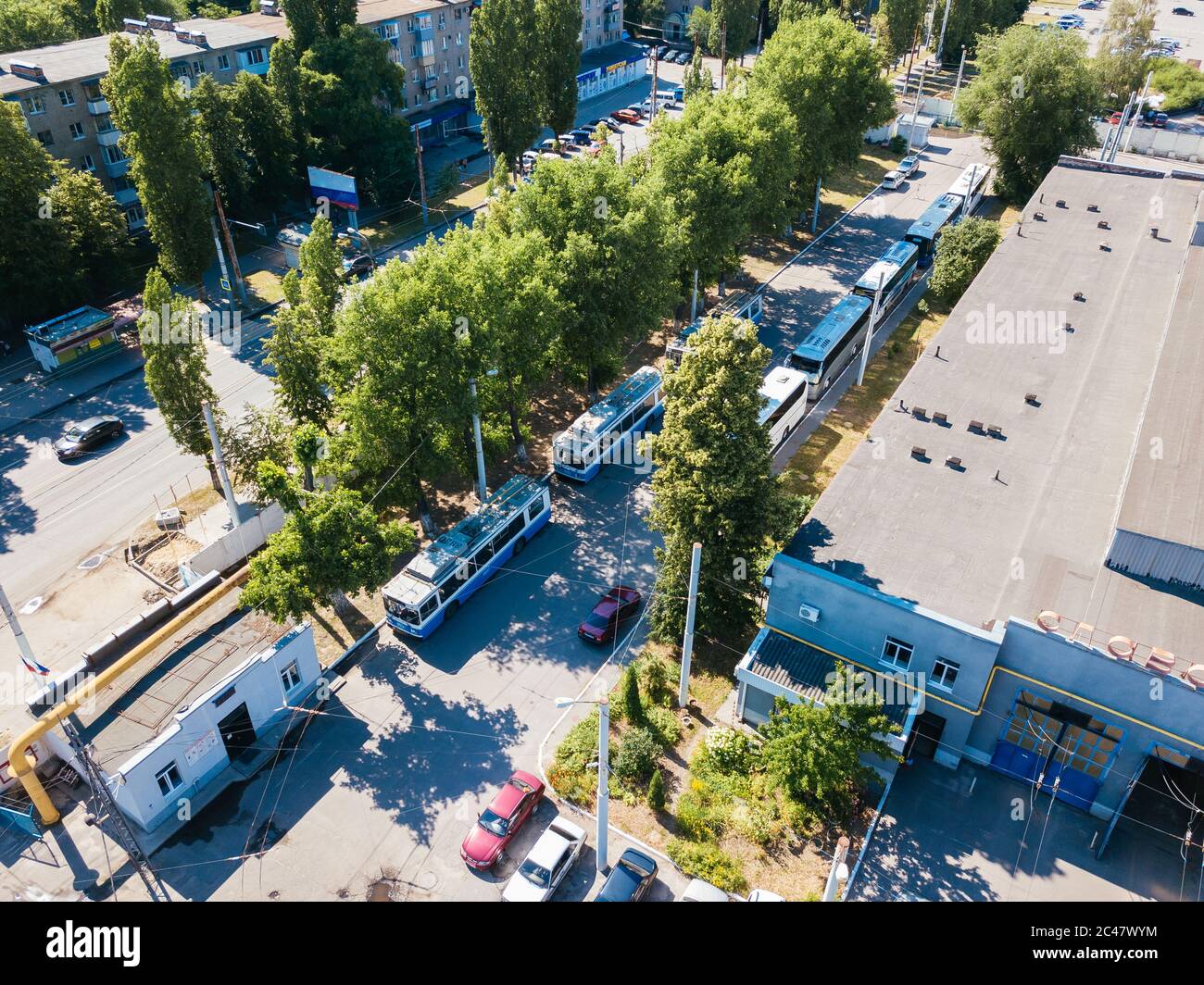Trolleybus dans le parking au dépôt, vue aérienne. Banque D'Images