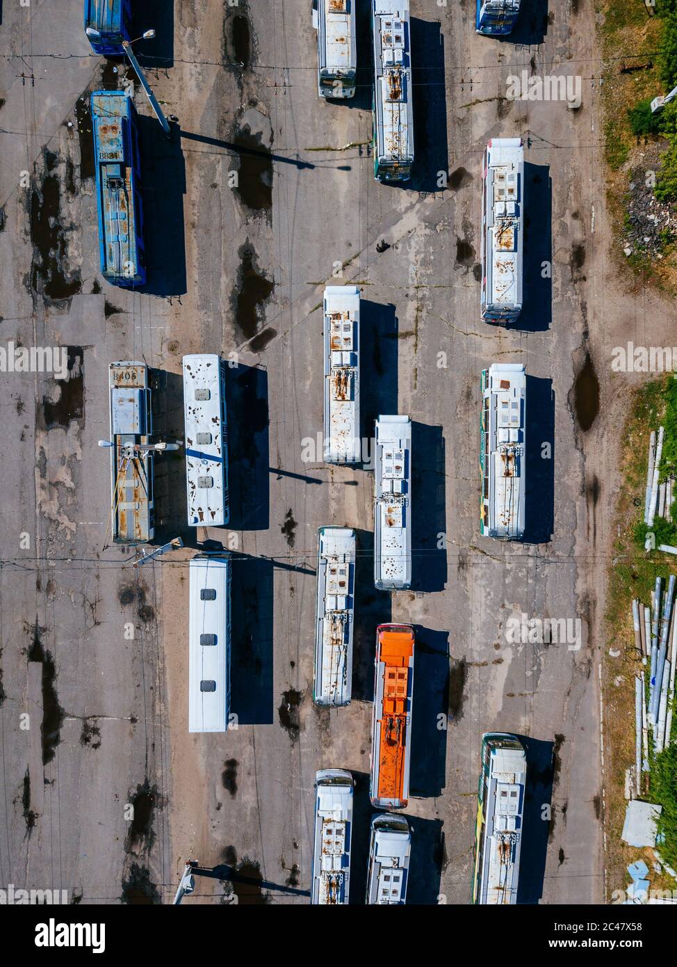 Trolleybus dans le parking au dépôt, vue aérienne. Banque D'Images