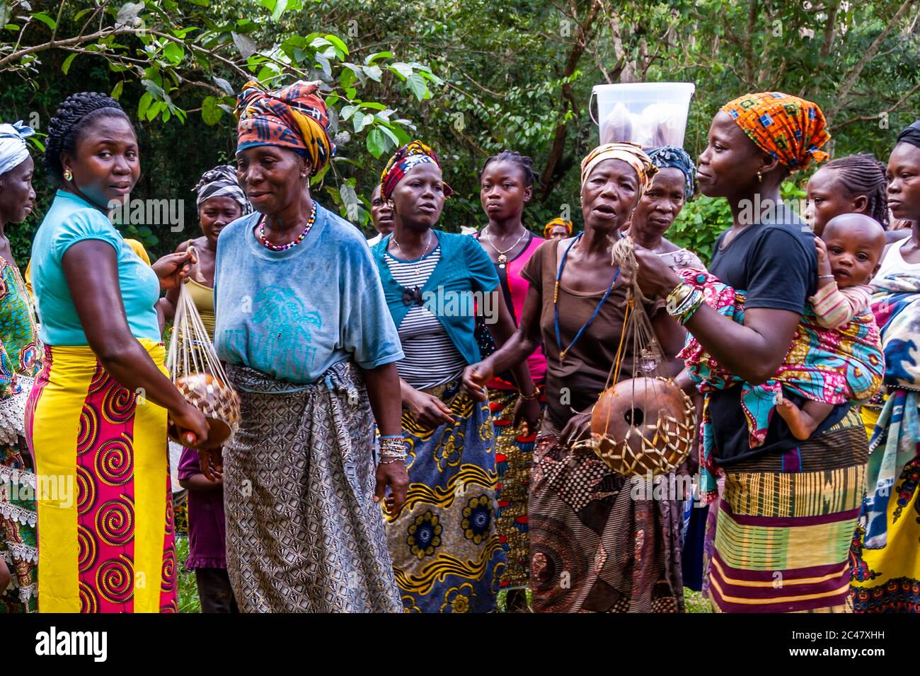 Les mende dansent avec le masque gbeni dans la forêt tropicale de Gola. Principalement les femmes appartiennent à la société secrète de Sande Banque D'Images