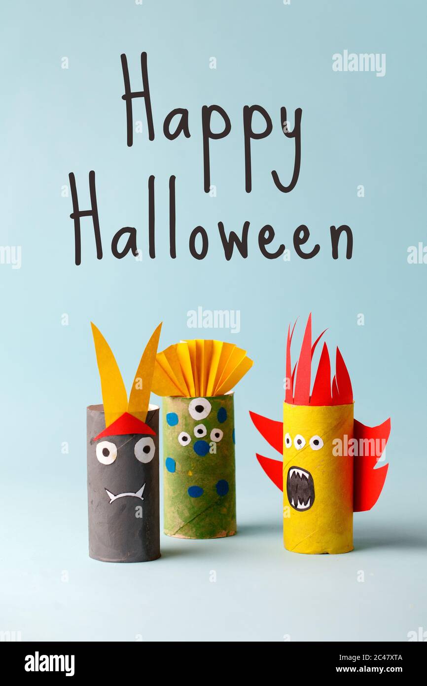 HAPPY HALLOWEEN texte, papier jouet fantôme, chauve-souris, monstres pour  Halloween partie. Artisanat facile pour les enfants sur fond bleu, idée  créative de bricolage de rouleau de toilettes Photo Stock - Alamy