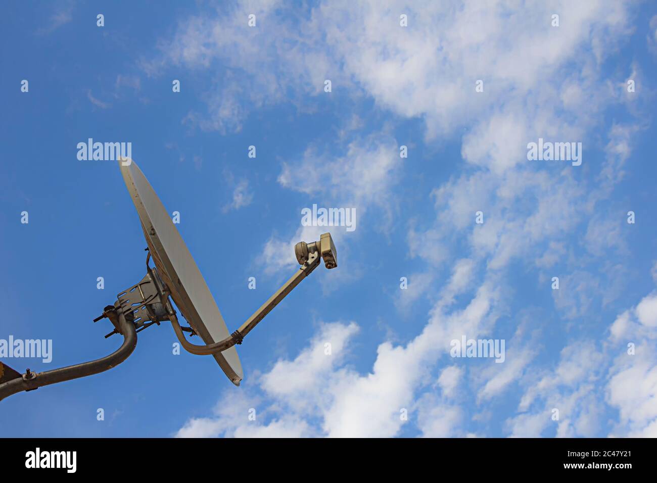 Antenne parabolique sur le mur de la vieille maison ou ciel nuageux Banque D'Images