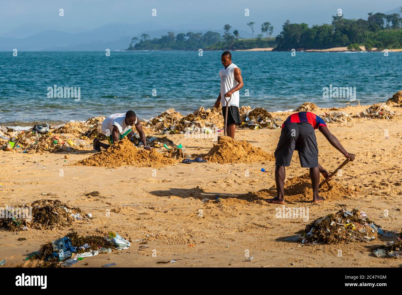 Llittered Beach dans Western Area Rural, Sierra Leone Banque D'Images