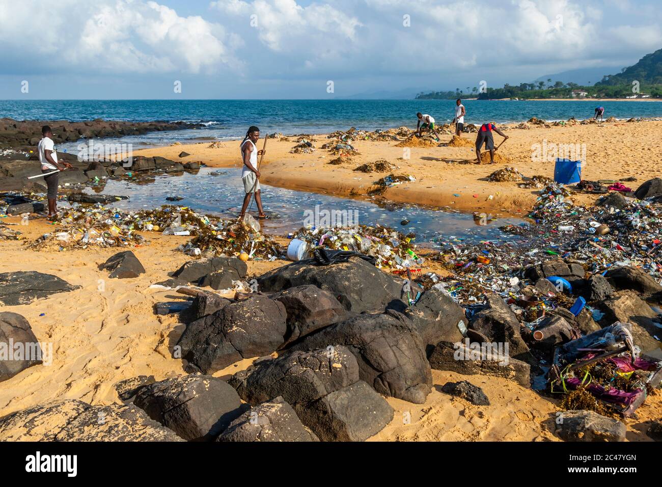 Llittered Beach dans Western Area Rural, Sierra Leone Banque D'Images