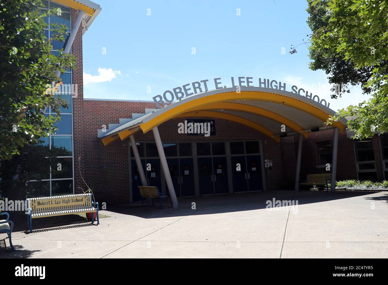 Springfield, Virginie, États-Unis. 24 juin 2020. Vue de l'école secondaire Robert E. Lee comme le conseil scolaire du comté de Fairfax a voté à l'unanimité pour changer son nom à Springfield lors de sa réunion de mardi soir. Le nouveau nom est mis en vigueur pour l'année scolaire 2020-21 après le vote officiel. 24 juin 202 à Springfield, Virginie. Crédit : Mpi34/Media Punch/Alay Live News Banque D'Images