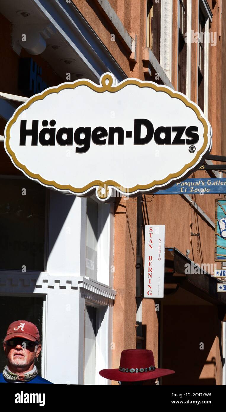 Un panneau d'affaires surplombe l'entrée d'un magasin de glace Haagen-Dazs à Santa Fe, Nouveau-Mexique. Banque D'Images