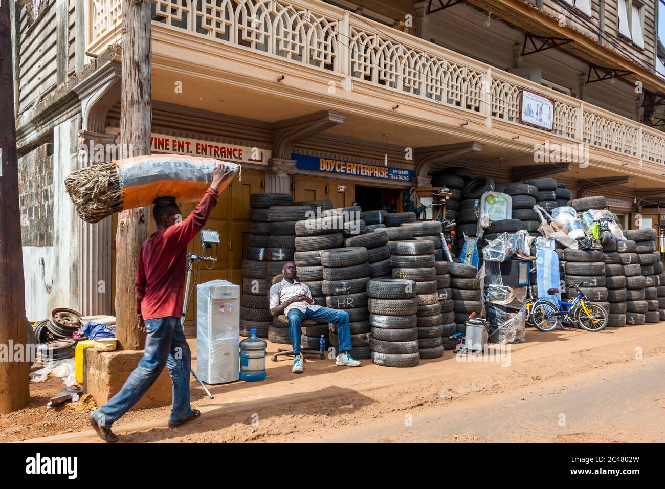 Atelier de pneus à Freetown, Sierra Leone Banque D'Images