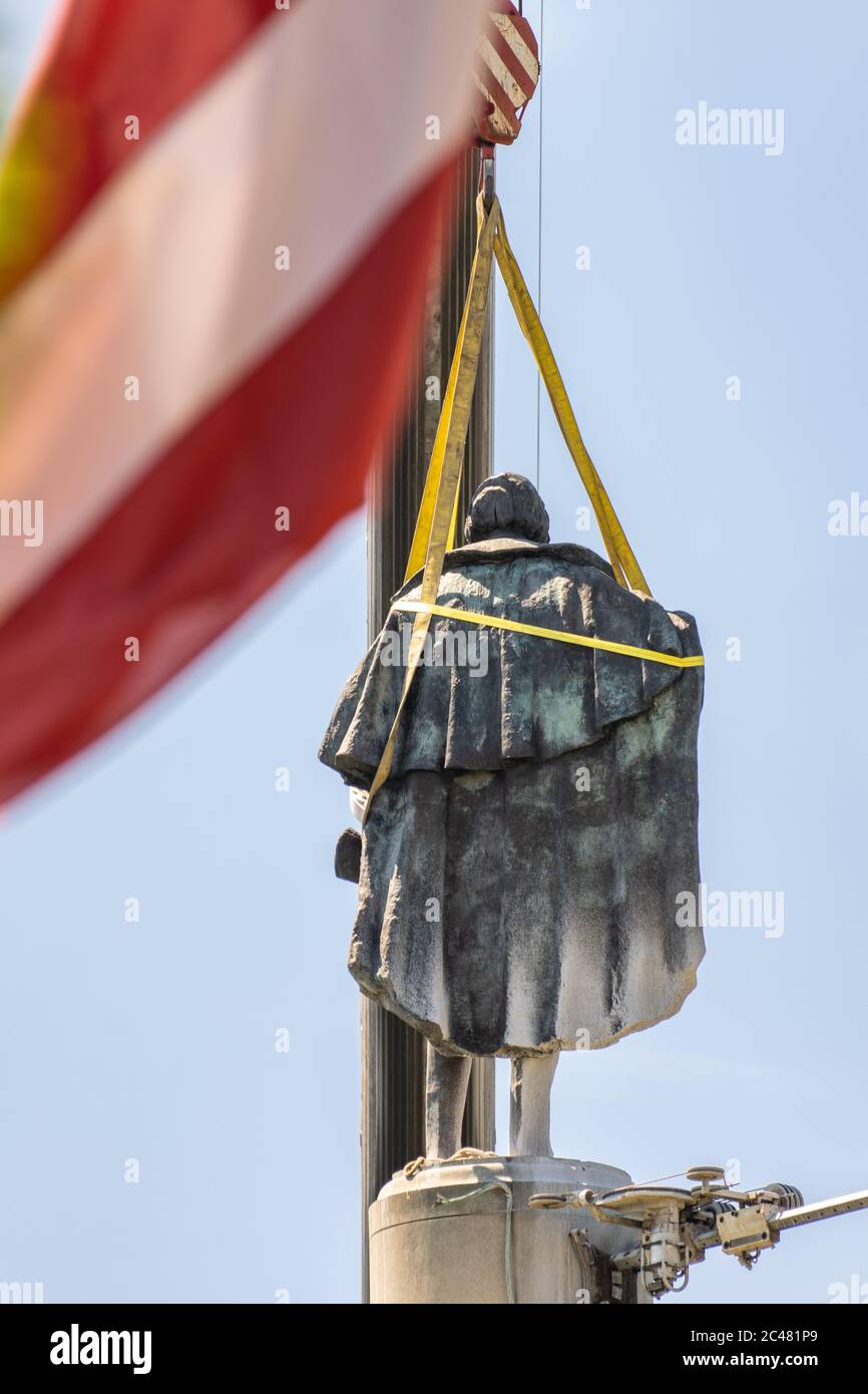 Charleston, États-Unis. 24 juin 2020. La statue massive de l'ancien vice-président John Calhoun est préparée pour être retirée après un vote du conseil municipal pour enlever le monument à l'homme politique pro-esclavagiste de Marion Square le 24 juin 2020 à Charleston, Caroline du Sud. La statue est en place depuis 1896. Crédit : Richard Ellis/Alay Live News Banque D'Images