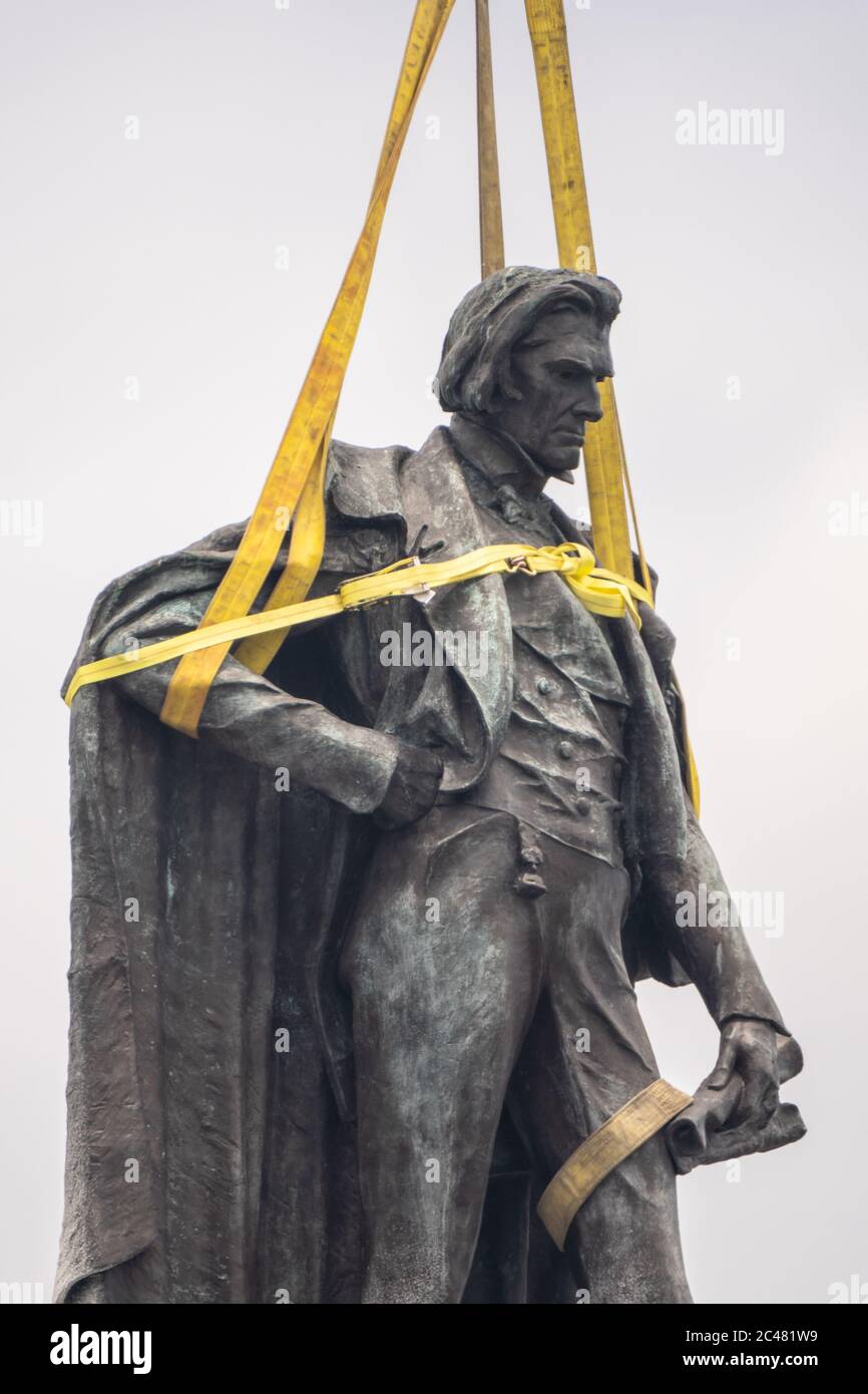 Charleston, États-Unis. 24 juin 2020. La statue massive de l'ancien vice-président John Calhoun est préparée pour être retirée après un vote du conseil municipal pour enlever le monument à l'homme politique pro-esclavagiste de Marion Square le 24 juin 2020 à Charleston, Caroline du Sud. La statue est en place depuis 1896. Crédit : Richard Ellis/Alay Live News Banque D'Images