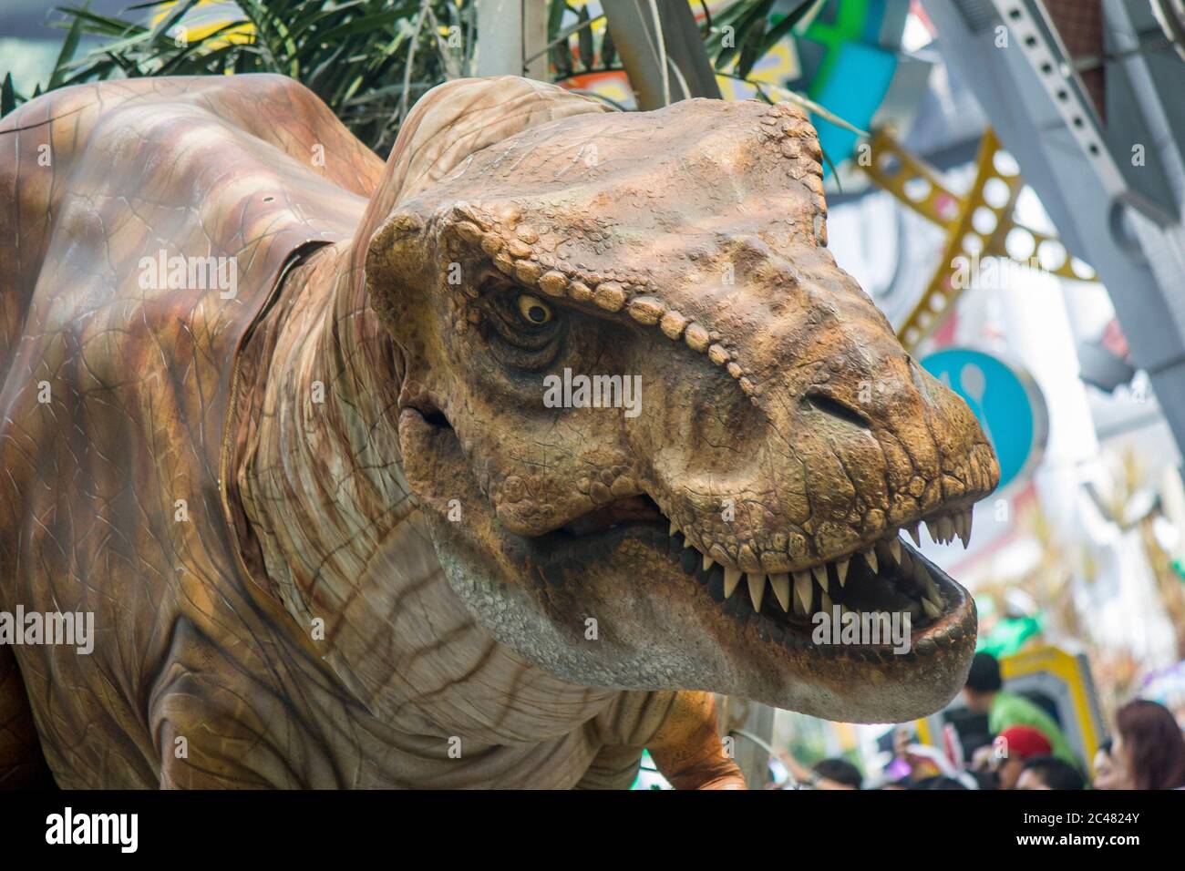 Le T-Rex du parc Jurassic essayer d'effrayer les touristes dans le défilé universel de studios. Un parc à thème situé dans Resorts World Sentosa Singapore. Banque D'Images