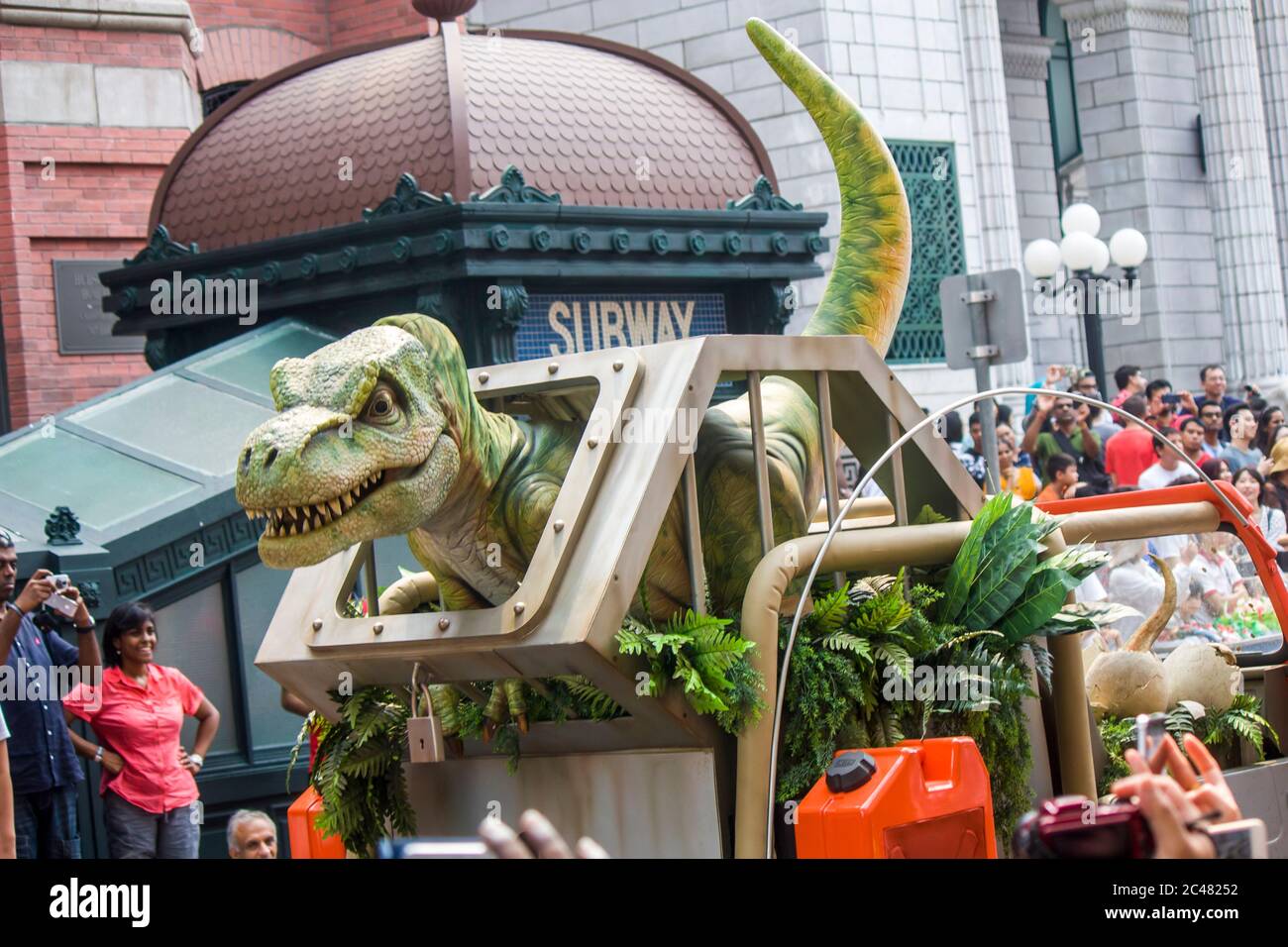 Les dinosaures du parc Jurassic tentent d'effrayer les touristes dans le défilé universel des studios. Un parc à thème situé dans Resorts World Sentosa Singapore. Banque D'Images