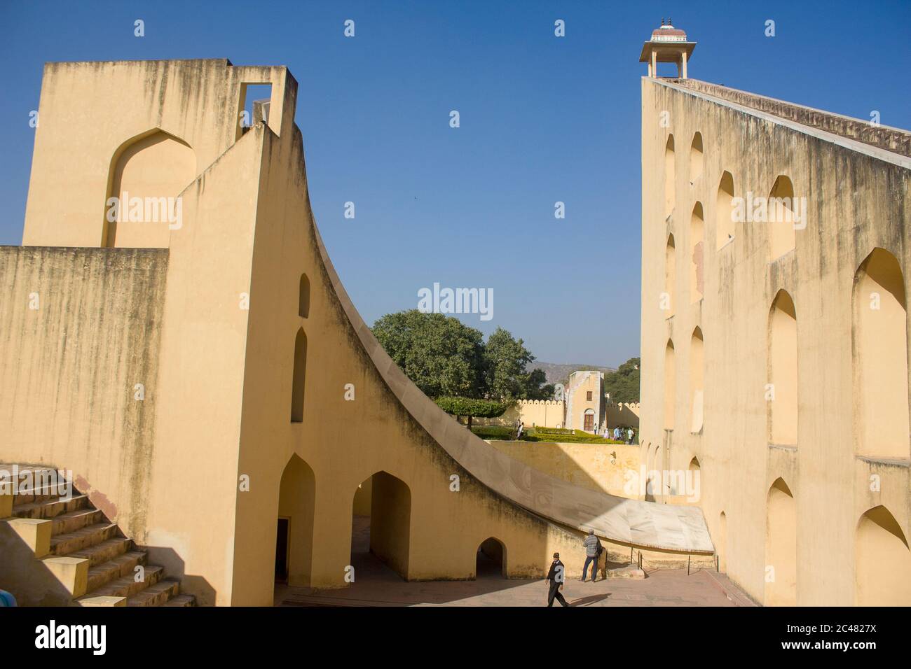 Jantar Mantar, un site d'observation astronomique, construit au début du XVIIIe siècle à Jaipur Inde; Vrihat samrat yantra (le plus grand cadran solaire du monde) Banque D'Images