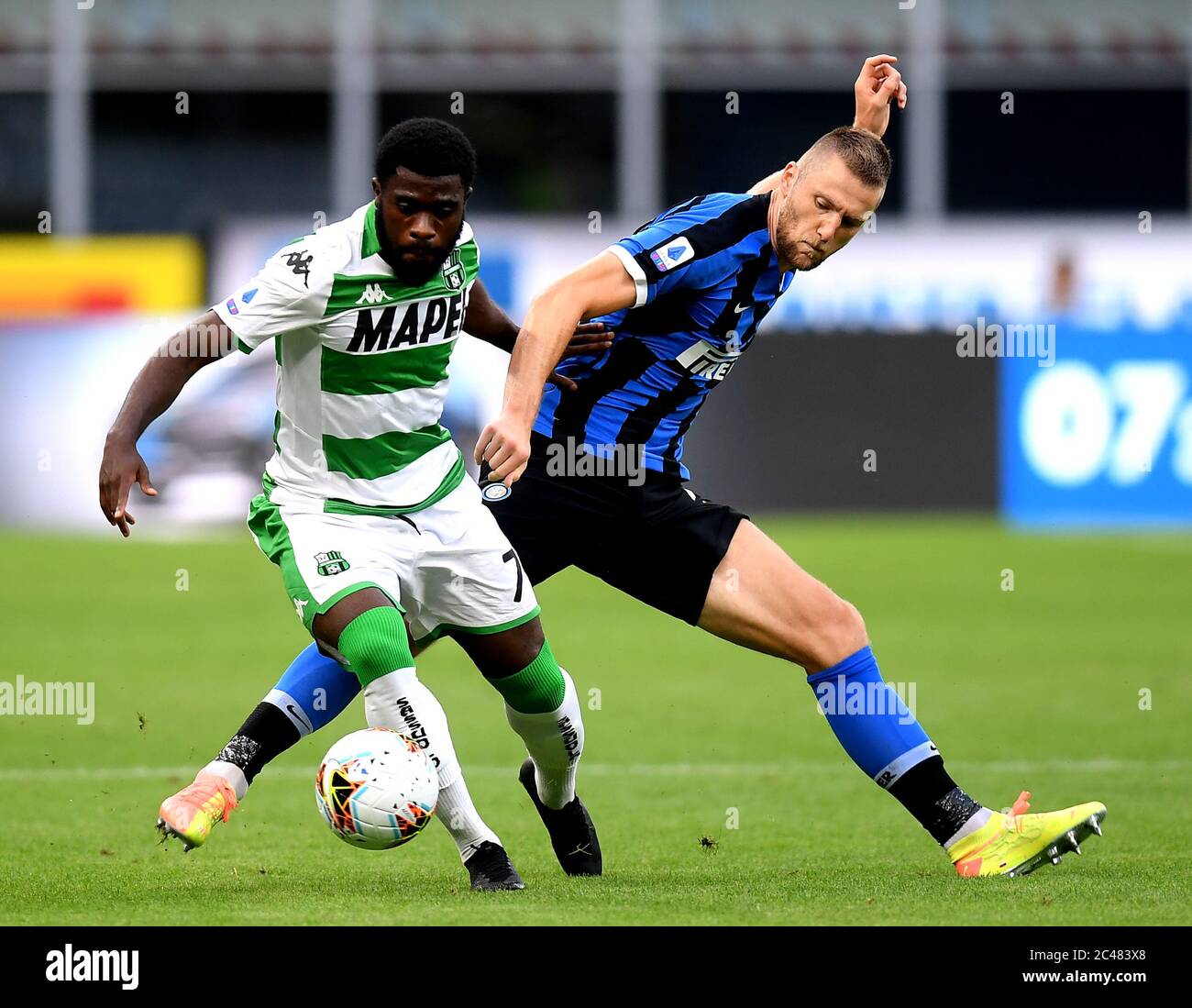 Milan. 25 juin 2020. Jeremie Boga (L) de Sassuolo rivalise avec le Skriniar de Milan du FC Inter lors d'un match de football entre le FC Inter et Sassuolo à Milan, Italie, le 24 juin 2020. Crédit: Xinhua/Alay Live News Banque D'Images