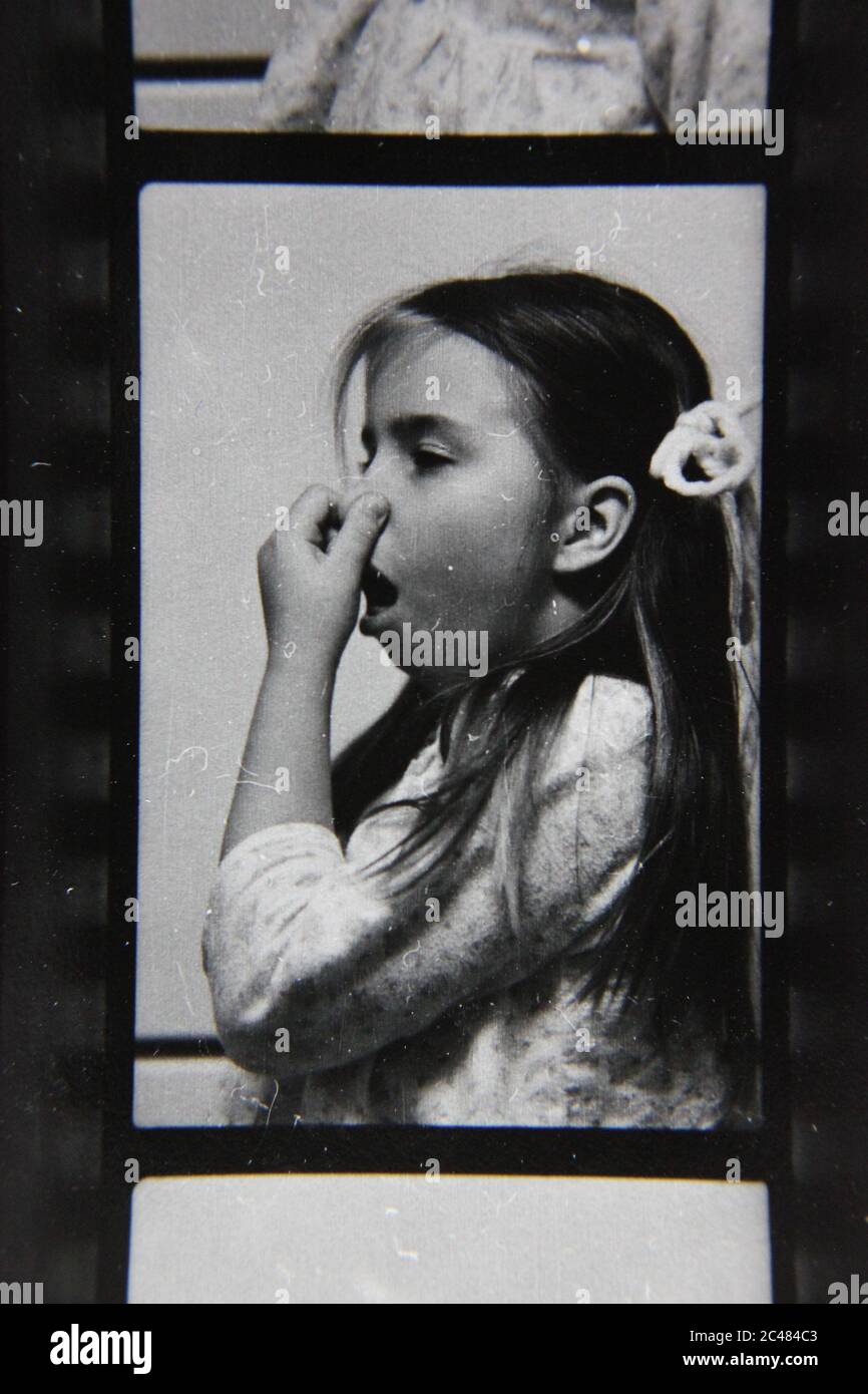 Fine 70s Vintage Contact Imprimer Noir Et Blanc Photographie D Une Jeune Fille Essayant Des Poses Pour L Appareil Photo Photo Stock Alamy