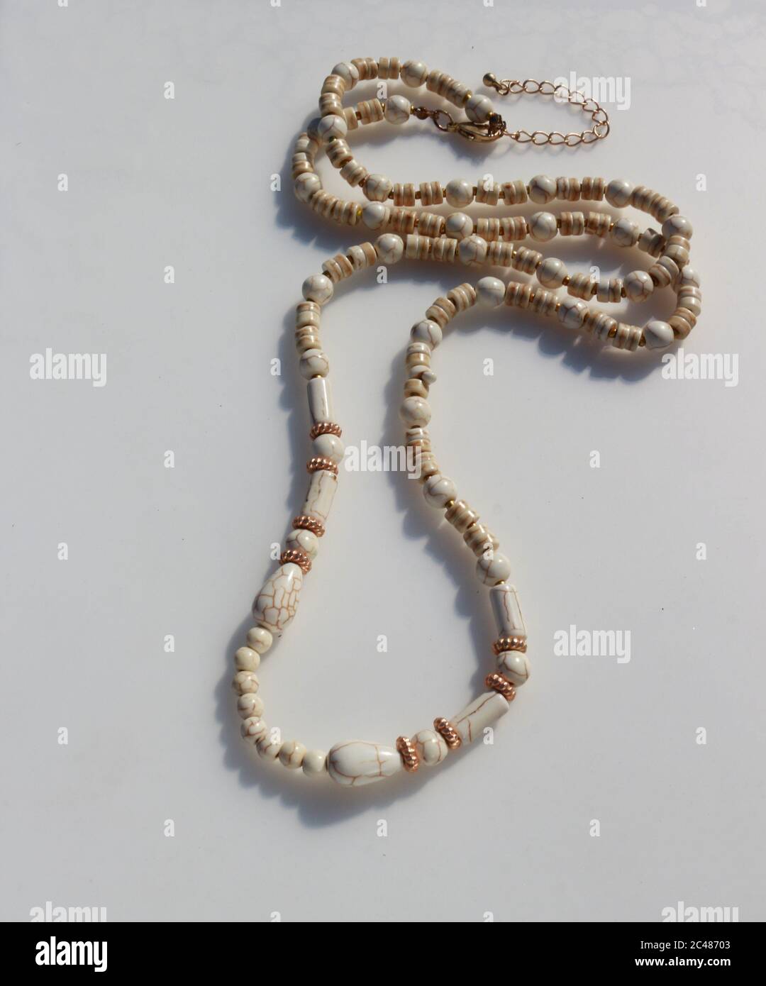 Collier blanc en perles de pierre précieuse, homme obulite marbré Photo  Stock - Alamy