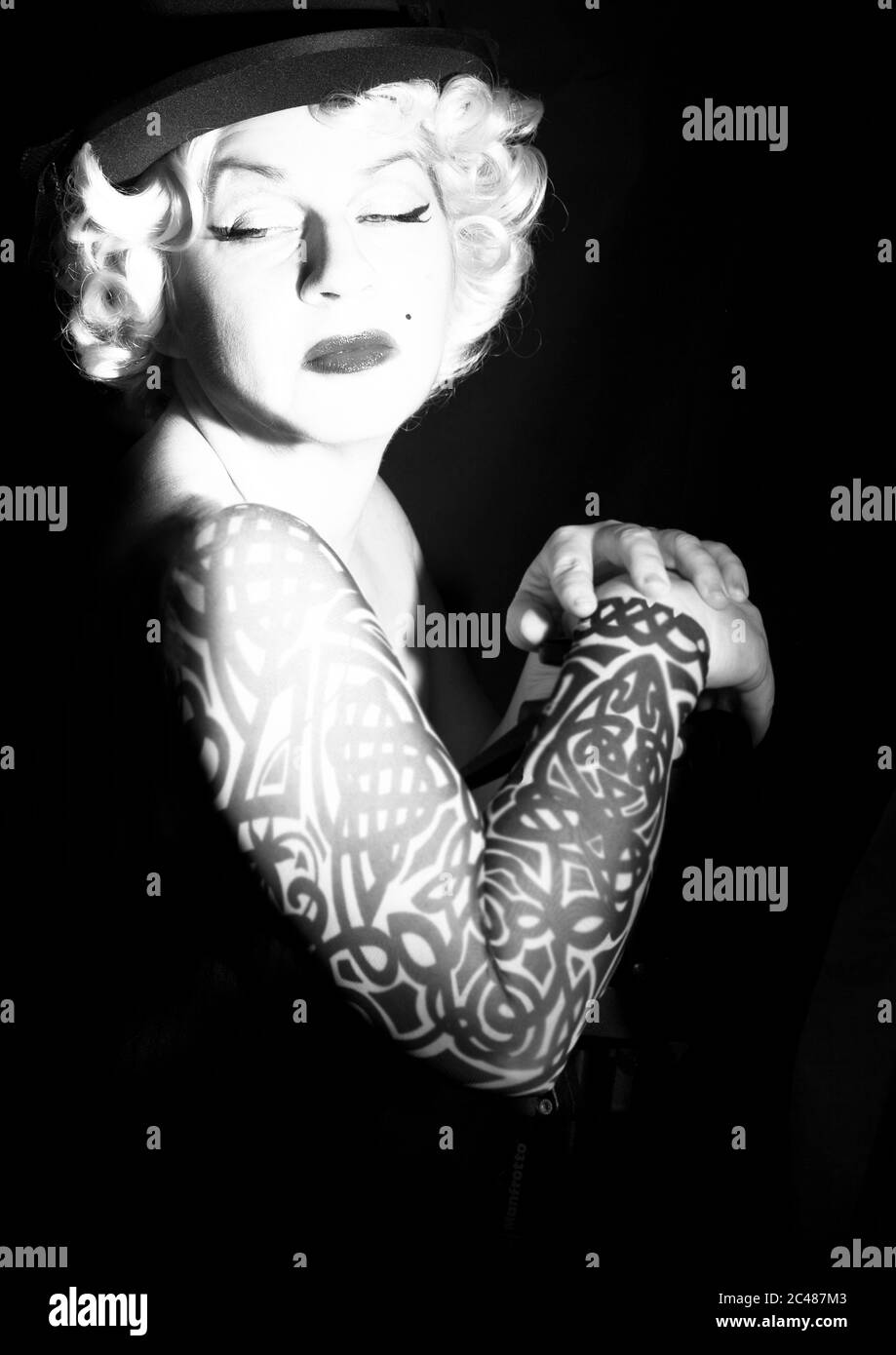 Marilyn Monroe, tatouages, manches longues, look-semblables, clé haute, récréation, touche moderne, costumes d'époque, vintage, rétro Banque D'Images