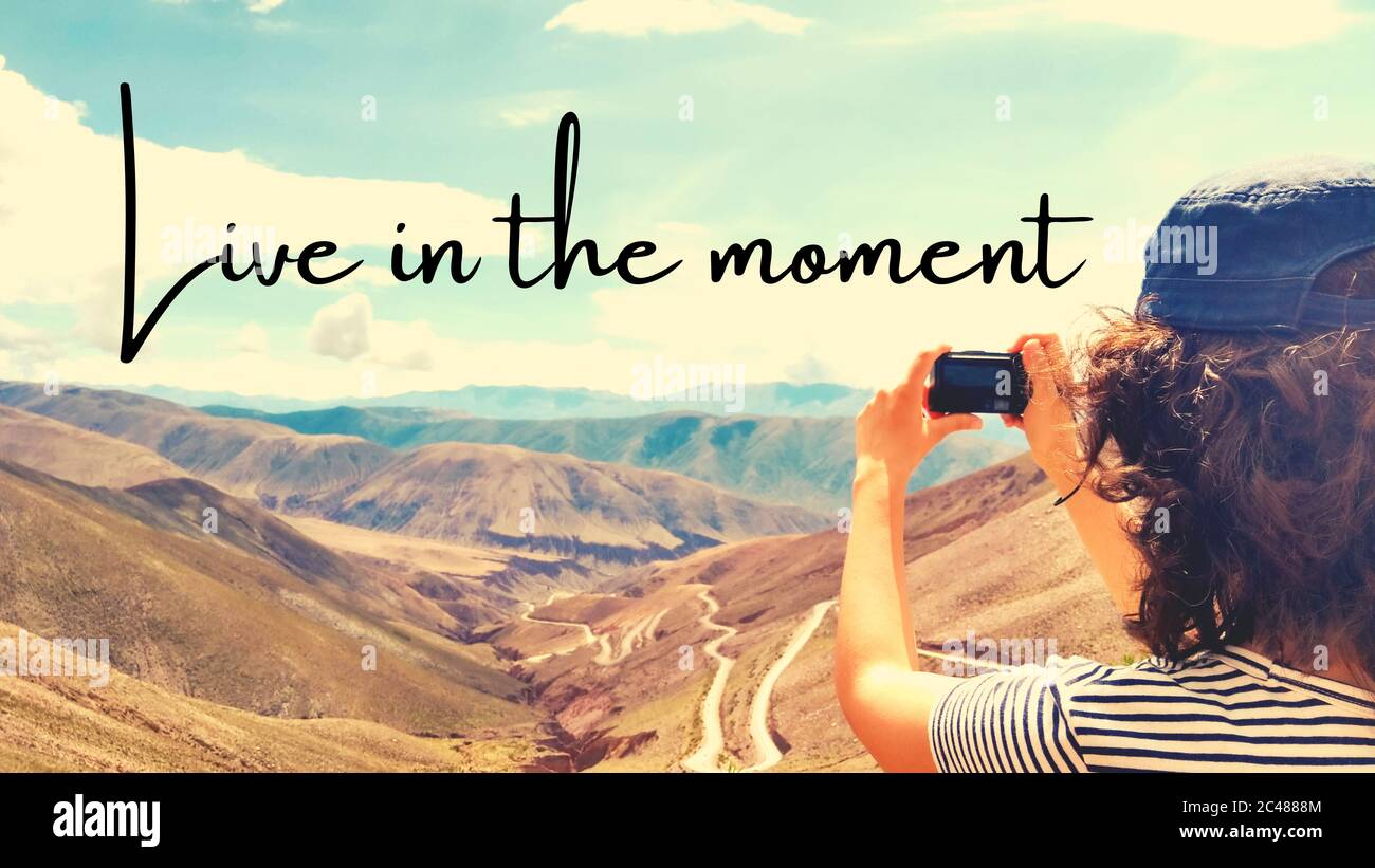 Citation Inspiree Ecrite Sur Une Photo De Paysage Avec L Expression En Direct Dans Le Moment Message Ou Carte Concept D Inspiration Expression Positive Affiche Photo Stock Alamy
