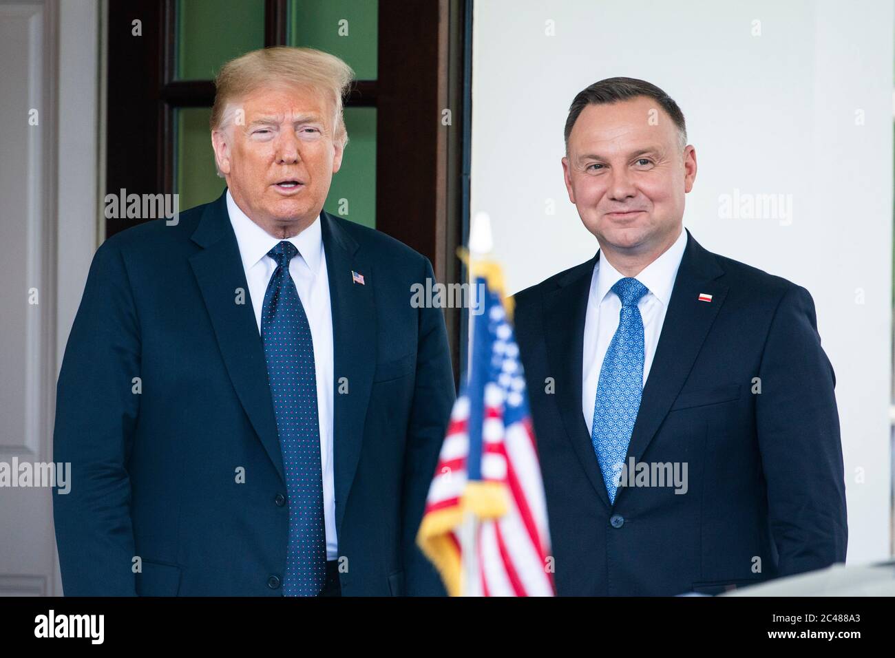 LE président AMÉRICAIN Donald J. Trump (L) accueille le président polonais Andrzej Duda (R) à la Maison Blanche à Washington, DC, Etats-Unis, le 24 juin 2020. Duda, un nationaliste conservateur confronté à une réélection serrée à l'arrière-pays, est le premier dirigeant étranger à visiter la Maison Blanche en plus de trois mois.Credit: Jim LoScalzo/Pool via CNP /MediaPunch Banque D'Images