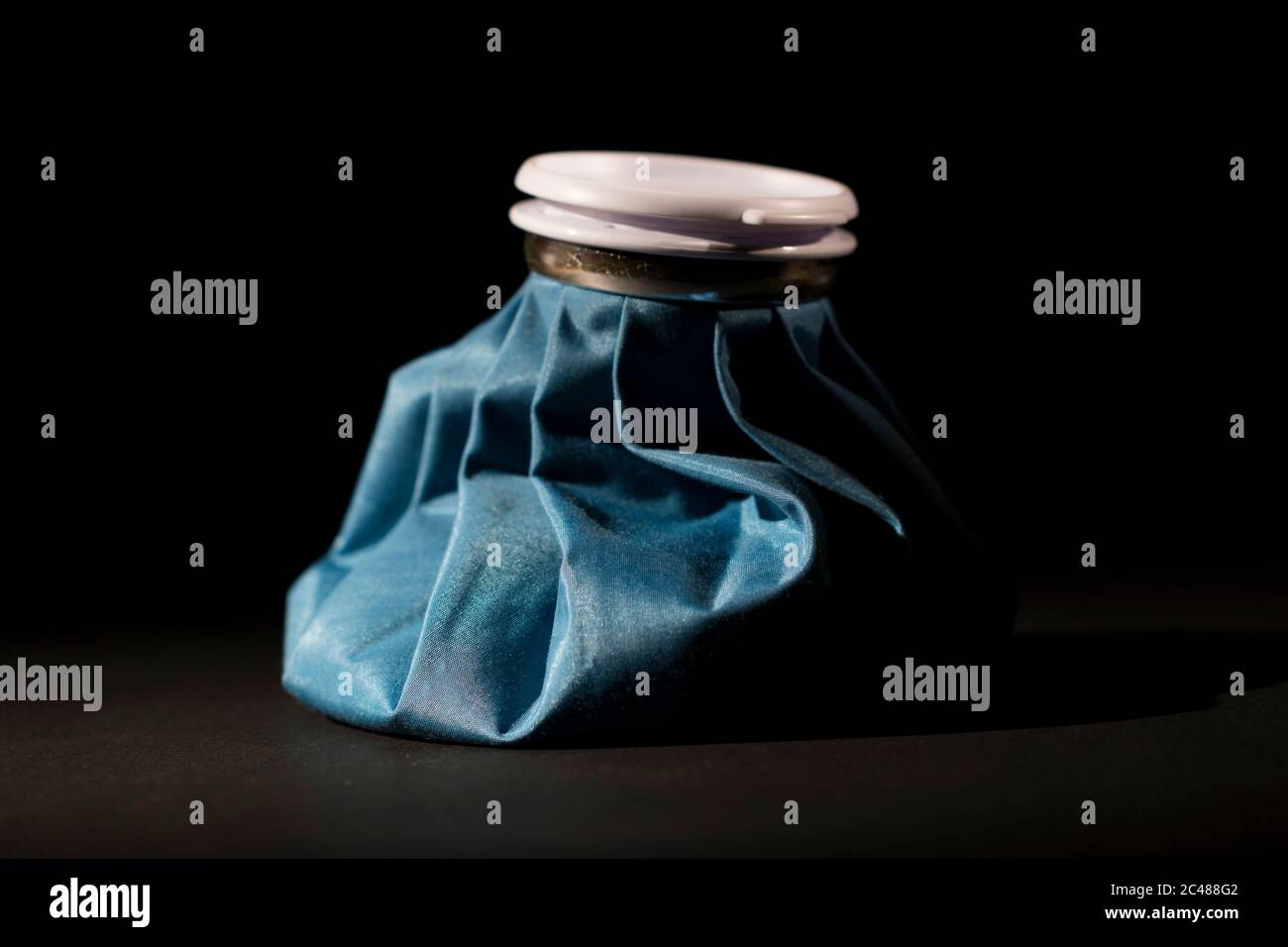 Sac à glace gros plan sur les blessures sportives. Le pack de glace rétro est utilisé pour soulager la douleur en cas de blessure accidentelle. Gros plan du chariot de glace. Banque D'Images