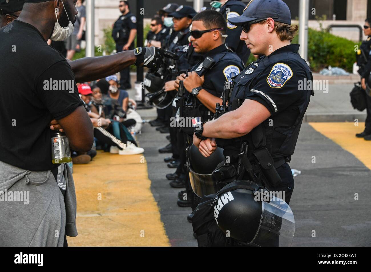 Washington, États-Unis. 23 juin 2020. Les membres du parti Black Panther affrontent des policiers pendant la manifestation. Les tensions ont été fortes après que les manifestants Black Lives Matter ont travaillé pour enlever la statue d'Andrew Jackson. Crédit : SOPA Images Limited/Alamy Live News Banque D'Images