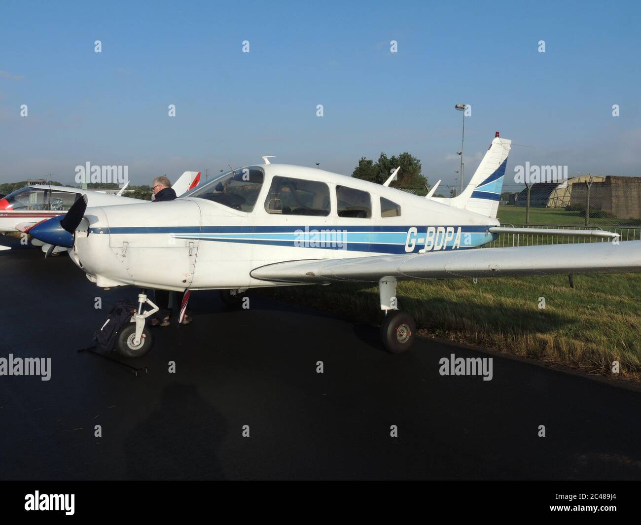 G-BDPA, un guerrier Cherokee Piper PA-28-151 exploité par le Prestwick Flight Centre, exposé statique au salon de l'air de la RAF Leuchars en 2013. Banque D'Images