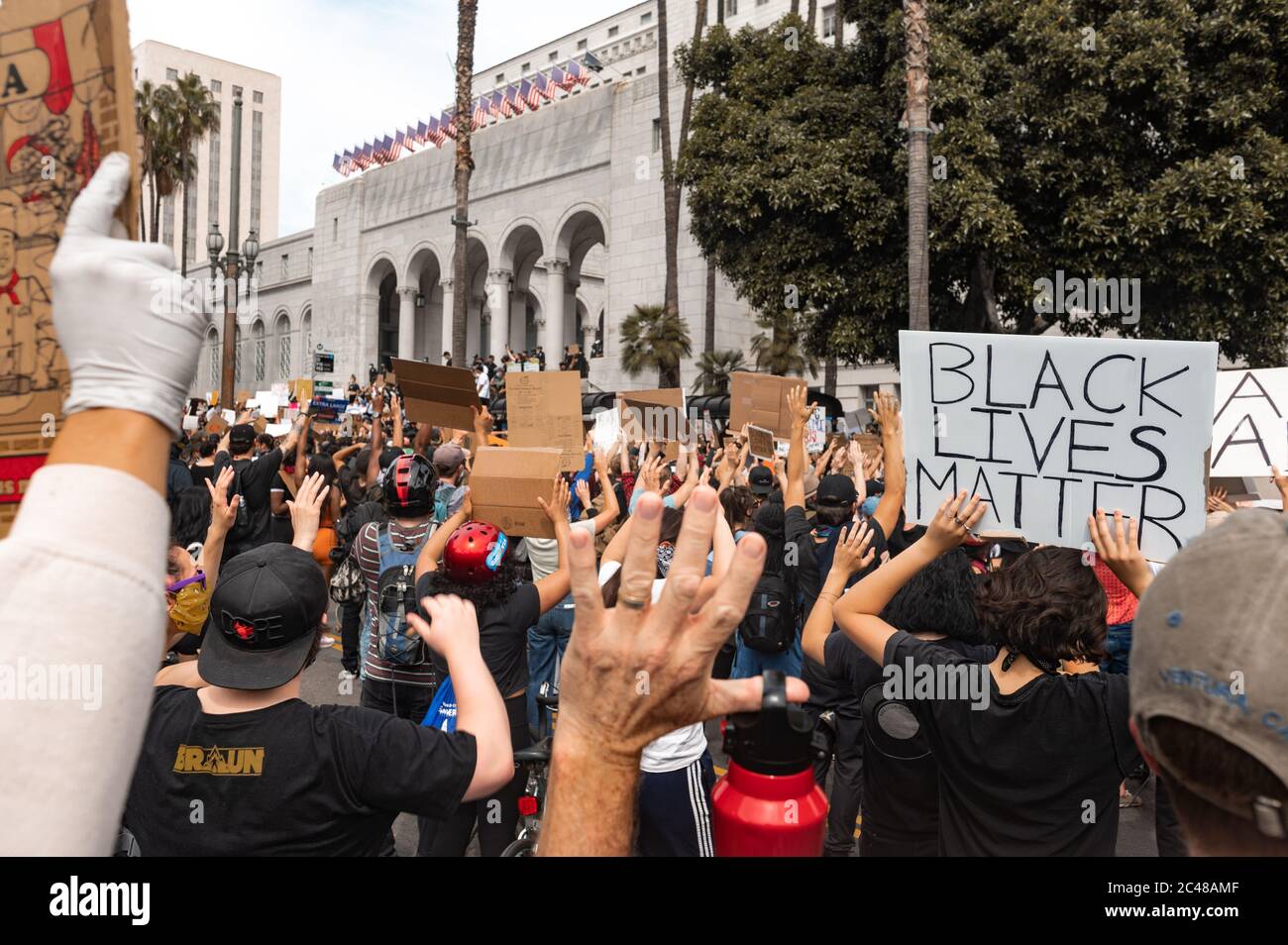 LOS ANGELES - 2 JUIN 2020 : les vies noires comptent George Floyd proteste sur 2 juin 2020 à l'hôtel de ville de Los Angeles et au Grand parc de DTLA. Jeunes manifestants. Banque D'Images